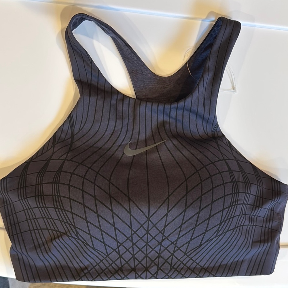 NWOT Nike Women's Black and Gray Patterned Sports Bra